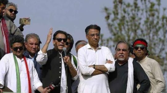 Pakistán: hieren a tiros al ex primer ministro Imran Khan en una marcha de protesta