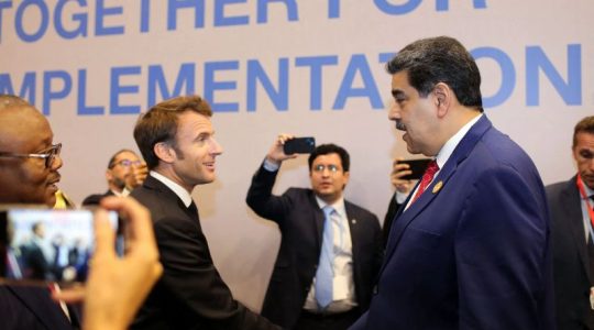 Macron se cruzó con el dictador Nicolás Maduro durante la COP27 en Egipto y le pidió iniciar un trabajo bilateral “que sea útil para el país y la región”