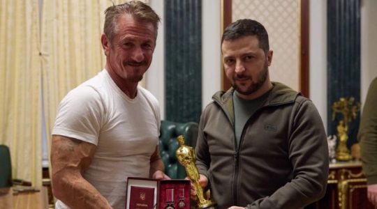 Sean Penn le presta a Zelenski uno de sus Oscar hasta que Ucrania gane la guerra