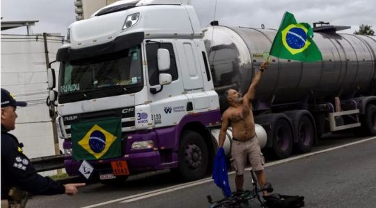 Bolsonaro les dice a los camioneros que protestan por su derrota electoral que despejen las carreteras pero alienta otras manifestaciones