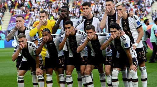 Alemanes se cubren la boca en la foto de equipo previa a su debut en Mundial