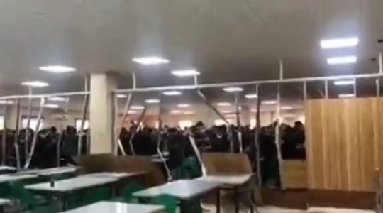 Los estudiantes de una universidad de Irán echan abajo la pared que divide a hombres y mujeres en la cafetería