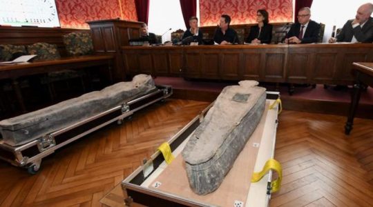 Arqueólogos desvelan misterio de los dos sarcófagos descubiertos tras incendio de la catedral de Notre Dame