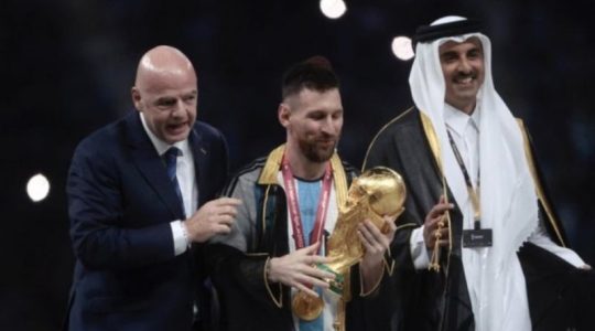Qatar 2022: ¿Que significa la túnica que usa Messi al levantar la Copa del Mundo?
