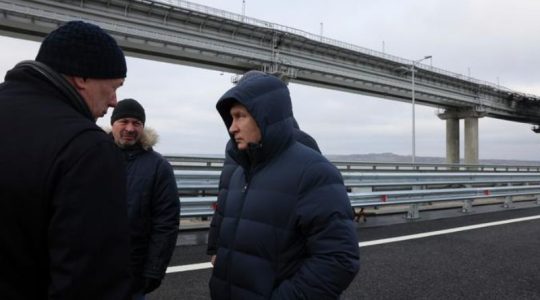 Presidente ruso Vladimir Putin visita el puente de Crimea