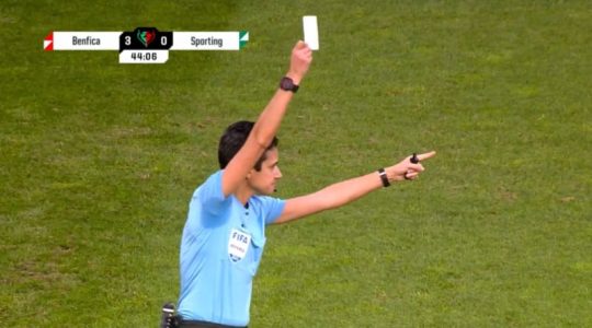 Hacen historia en Portugal al mostrar la primera tarjeta blanca en un partido de fútbol