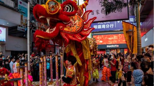 China celebra el Año Nuevo Lunar con multitudes de personas en casas y templos