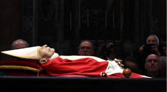Las grandes diferencias entre Benedicto y otros Papas: ¿Por qué su cadáver solo descansa en dos almohadillas?