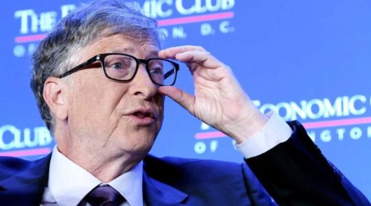 Bill Gates reveló cuál celular usa en su día a día y sorprendió a sus seguidores