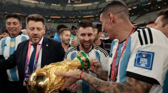 Lionel Messi levantó sin saberlo una falsa copa en su icónico post del Mundial