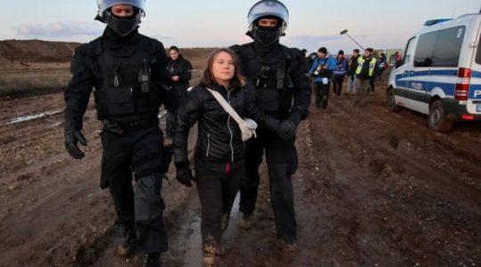 El momento en que Greta Thunberg es detenida por la policía de Alemania