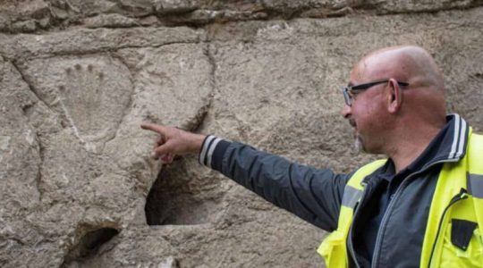 Arqueólogos descubren una misteriosa huella en un foso de Jerusalén