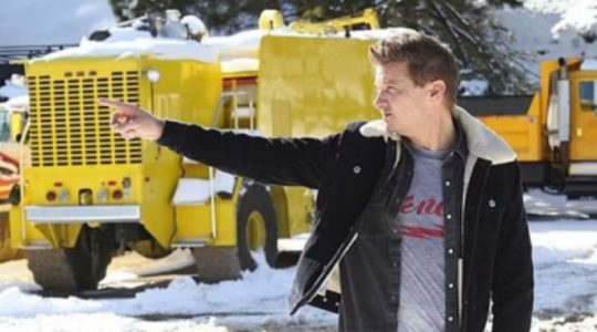 Jeremy Renner se encuentra grave de salud tras sufrir accidente en la nieve