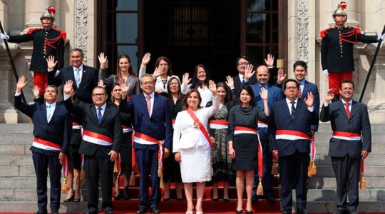 Presidenta de Perú renueva gabinete en medio de crisis política