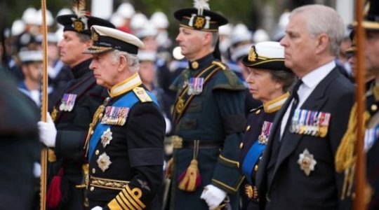 El Rey Carlos III expulsa oficialmente al Príncipe Andrés de la familia real