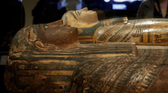 Descubren cuatro tumbas de faraones y una momia en Egipto