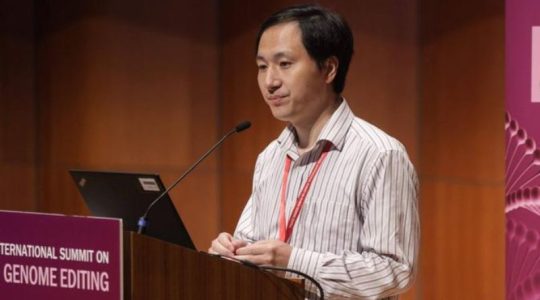 Científico chino que fue a la cárcel por manipular bebés genéticamente seguirá investigando en Hong Kong