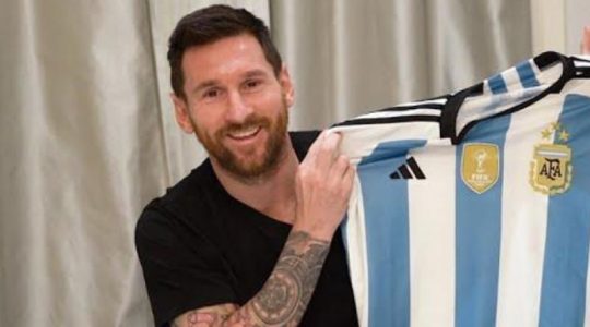 «Impresionante», la emoción de Leo Messi al ver por primera vez la camiseta de Argentina con tres estrellas