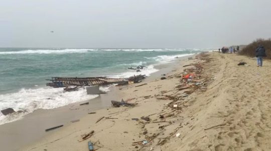 Al menos 59 migrantes murieron tras el naufragio de una embarcación en la costa de Italia