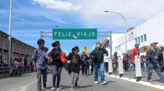 Migrantes venezolanos varados en México intentan entrar por la fuerza a EE. UU.