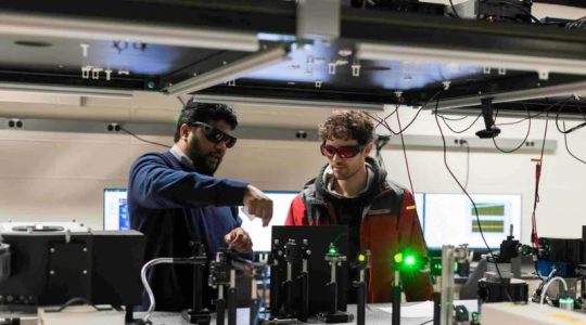 Descubren un material superconductor que podría hacer que los trenes levitantes sean una realidad